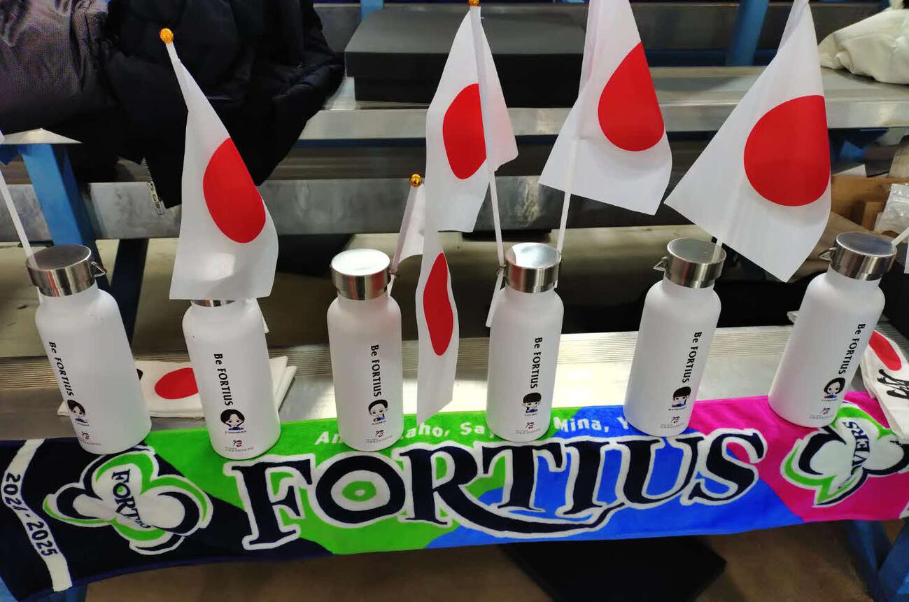 フォルティウス6人の似顔絵が入ったタンブラー（撮影・飯岡大暉）