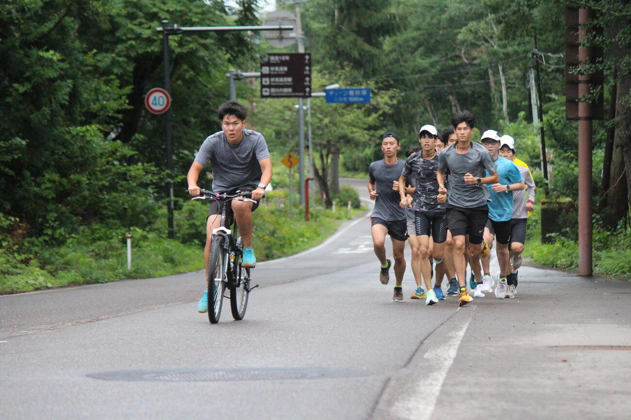 1年時の妙高合宿で自転車で選手を先導する白石