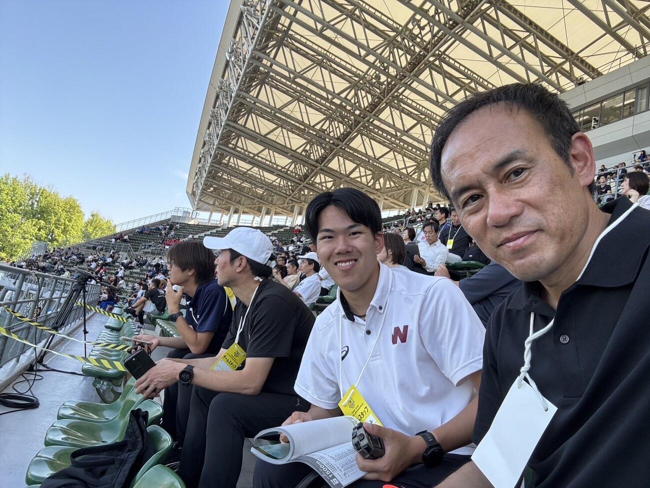 早大・花田勝彦監督（右）とのツーショット