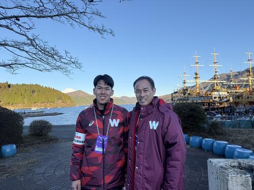 早大・花田勝彦監督（右）とのツーショット