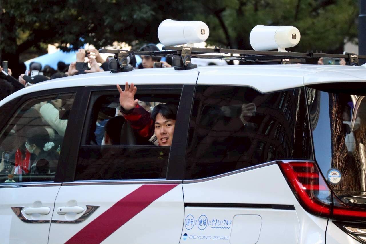 運営管理車から家族に手を振る白石