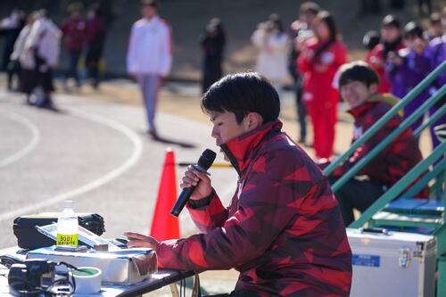 ストップウオッチ片手に選手のタイムを計る白石