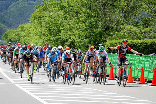 66人の大集団によるゴールスプリントを制したレイモンド・クレダー（右端）（Ｃ）TOJ2019