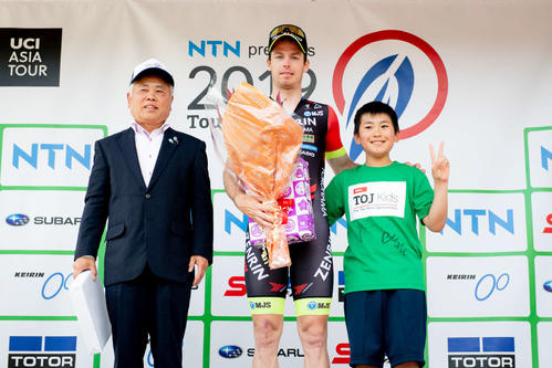 美濃ステージ優勝のレイモンド・クレダー（中央）（Ｃ）TOJ2019