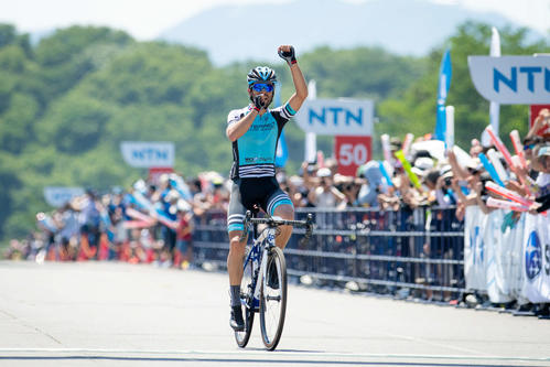 過酷な伊豆ステージを制したパブロ・トーレス・ムイノ（C）TOJ2019