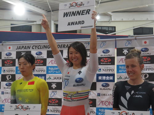 日本中距離女子エースの梶原悠未（中央）がオムニアムを制した