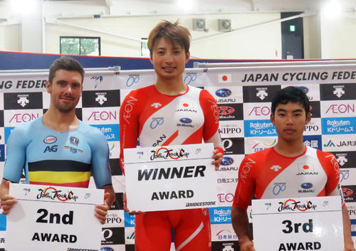 男子オムニアムは橋本英也（中央）が接戦を制した（撮影・山本幸史）