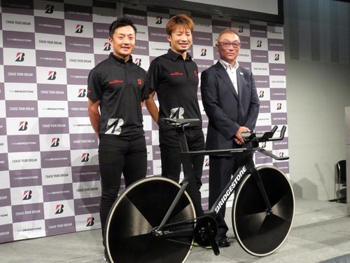 JCF中距離強化指定の窪木（左）、橋本（中）と、JCFの中野トラック委員長