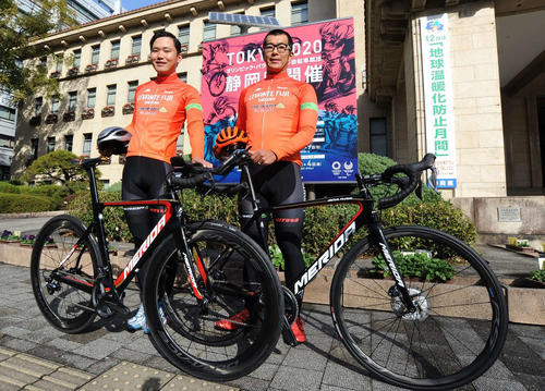 プロサイクリングチーム「レバンテフジ静岡」の佐野淳哉主将（右）と伊藤舜紀