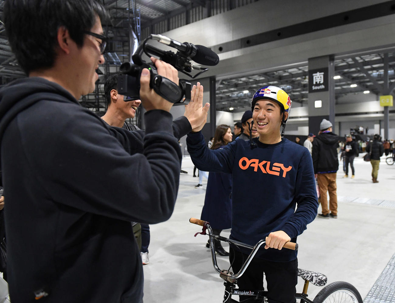 予選を終え笑顔でハイタッチする中村（右）（撮影・鈴木みどり）