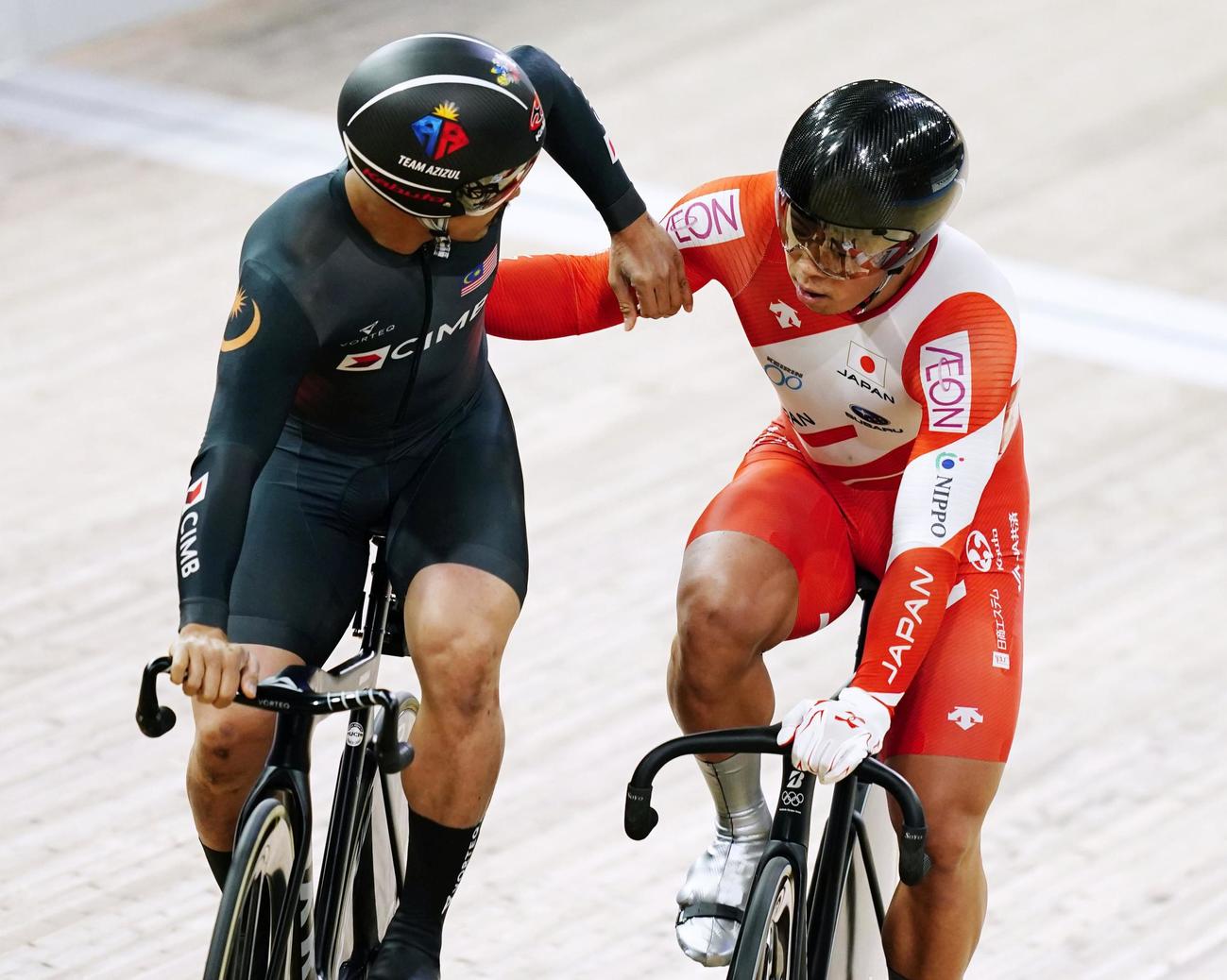 男子スプリント準々決勝で敗退し、健闘をたたえ合う深谷知広（右）（共同）