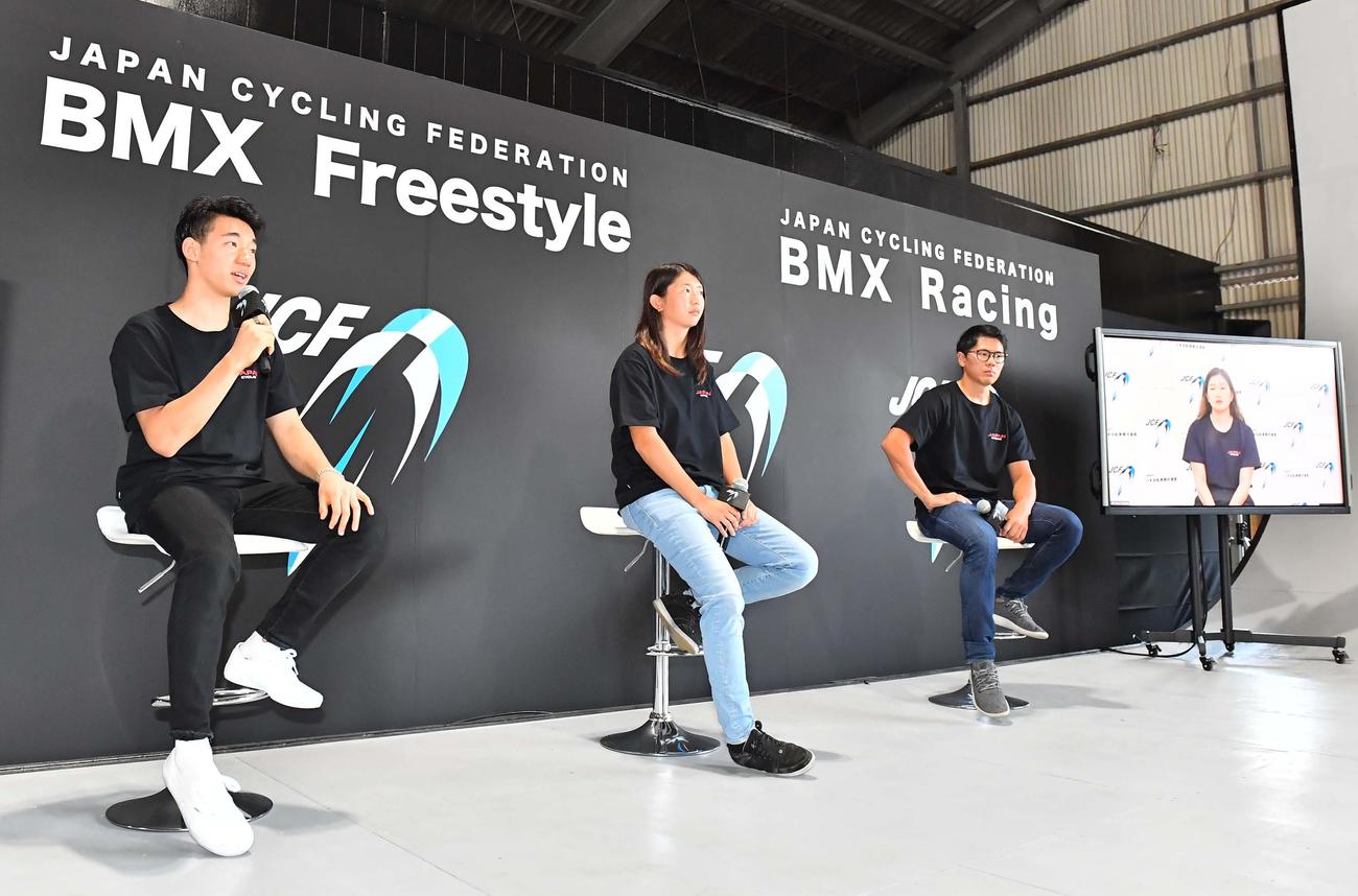 BMX日本代表が発表され会見する左からフリースタイル中村輪夢選手、大池水杜選手、レーシング長迫吉拓選手、畠山紗英選手（撮影・上田博志）