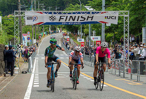 ゴールスプリントを制したホセ・ビセンテ・トリビオ・アルコレア（左）（C）TOJ2021