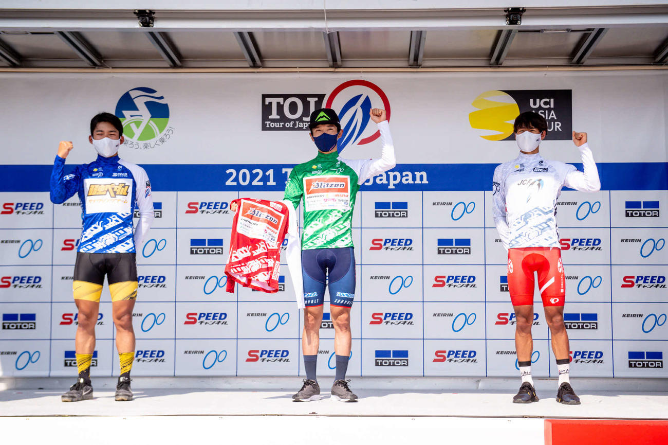 左から区間賞と個人総合ポイント賞の川野碧己、個人総合時間賞と個人総合山岳賞の増田成幸、個人総合新人賞の留目夕陽（Ｃ）TOJ2021