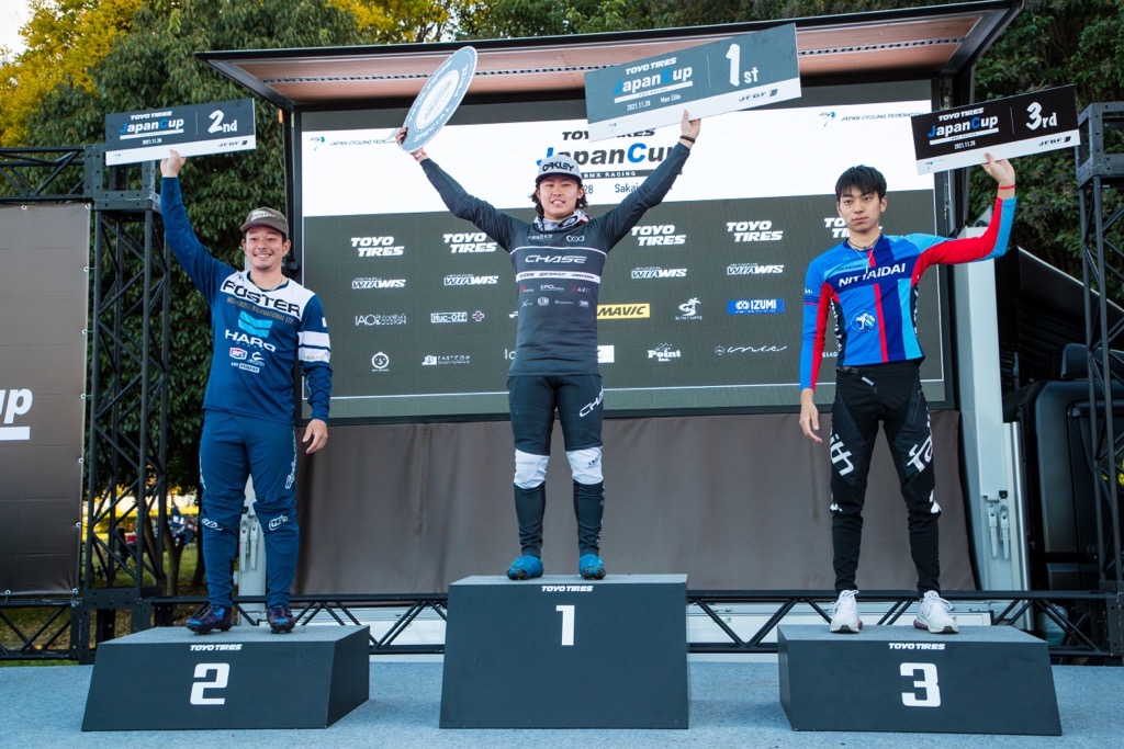 初開催された自転車BMXレース「ジャパンカップ」の男子エリートクラスを制した増田優一（中）＝日本自転車競技連盟提供