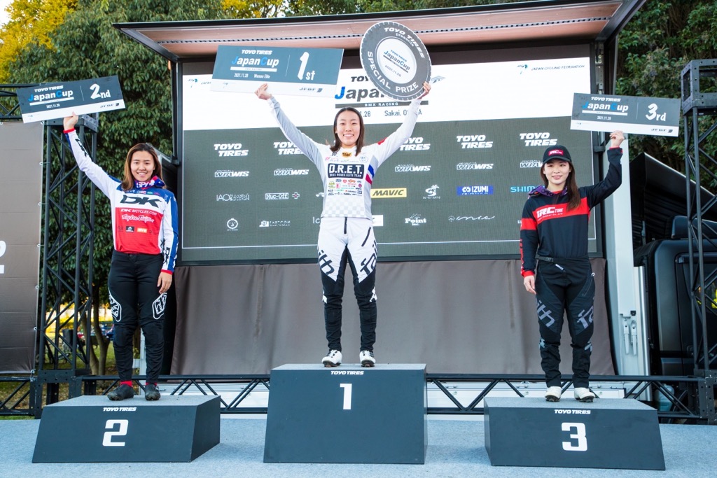初開催された自転車BMXレース「ジャパンカップ」の女子エリートクラスを制した酒井亜樹（中）＝日本自転車競技連盟提供