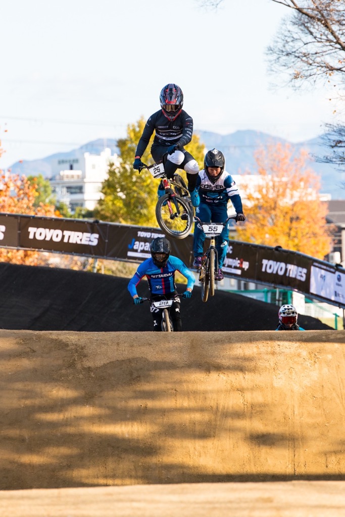 初開催された自転車BMXレース「ジャパンカップ」の男子エリートクラスを制した増田優一（前方）＝日本自転車競技連盟提供