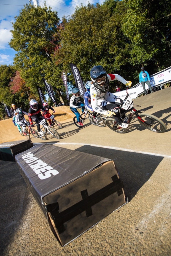 初開催された自転車BMXレース「ジャパンカップ」の女子エリートクラスを制した酒井亜樹（前方）＝日本自転車競技連盟提供