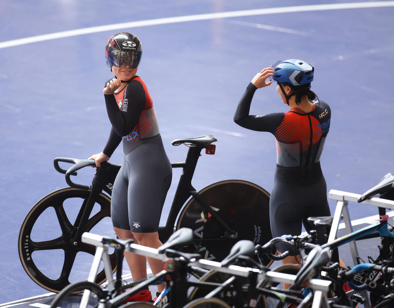 女子タイムトライアル　スタート前、言葉を交わす小林（左）と久米（撮影・河田真司）