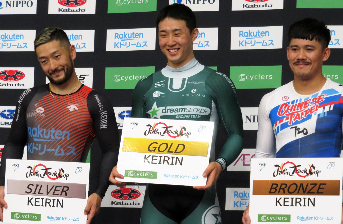 ジャパントラックカップ2のケイリンを優勝した中野慎詞（中央）と2位の松井宏佑（左）