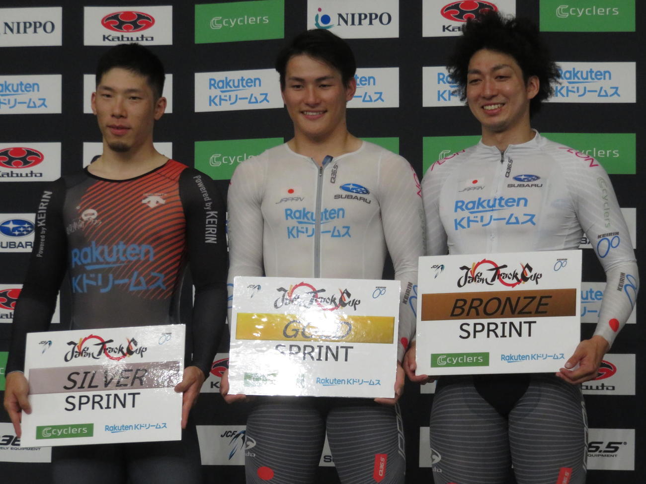 男子スプリント表彰台に上る左から2位の寺崎浩平、優勝した太田海也、3位山崎賢人