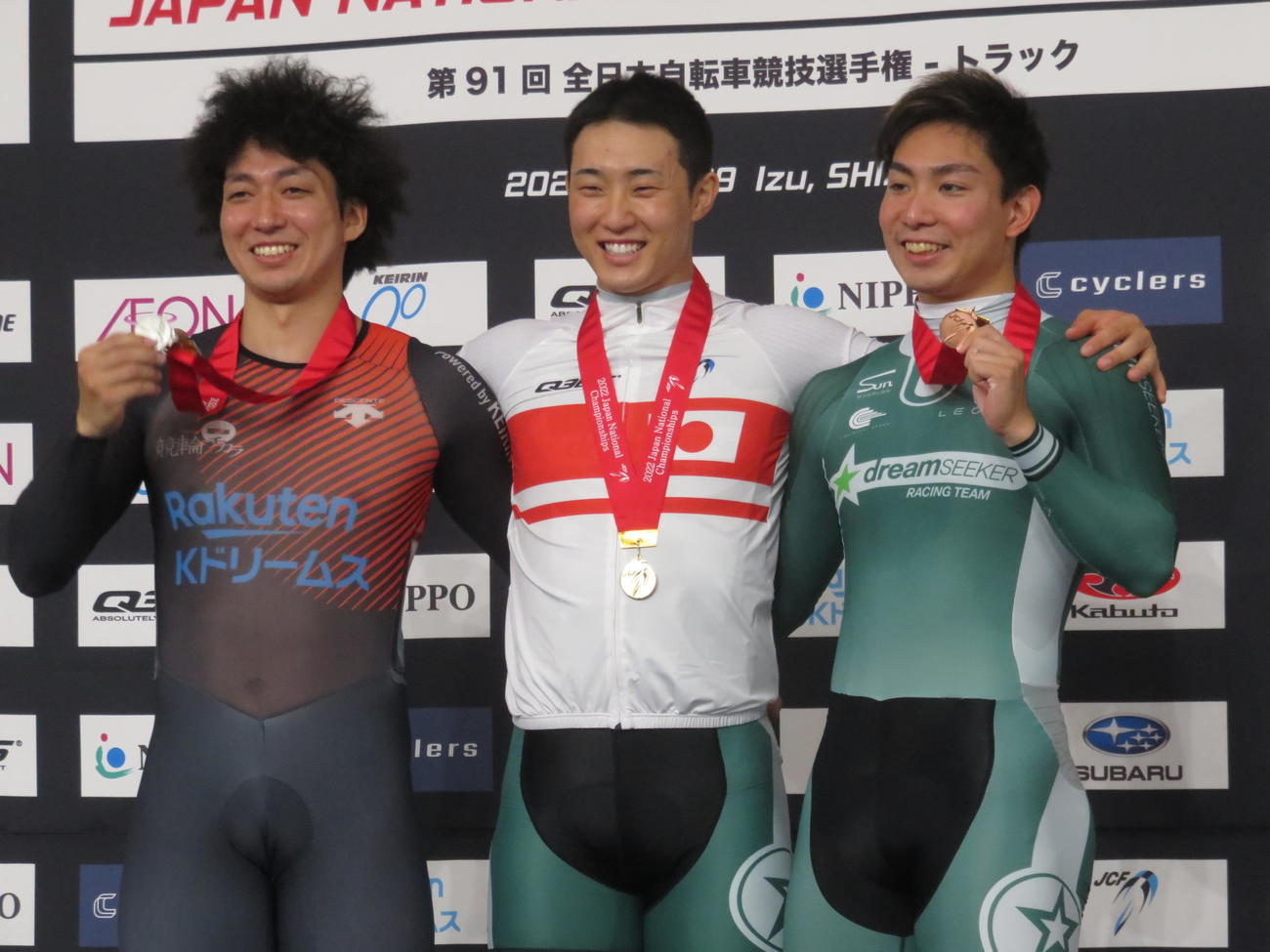 男子ケイリンで優勝した中野慎詞（中央）。左は2位山崎賢人、右は3位小原佑太