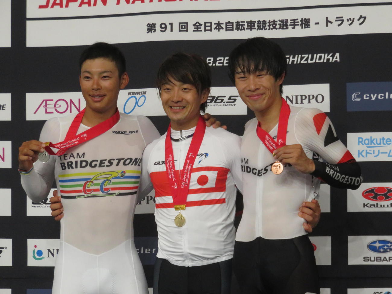 男子オムニアムで4年ぶりに優勝した窪木一茂。左は2位今村、右は3位松田