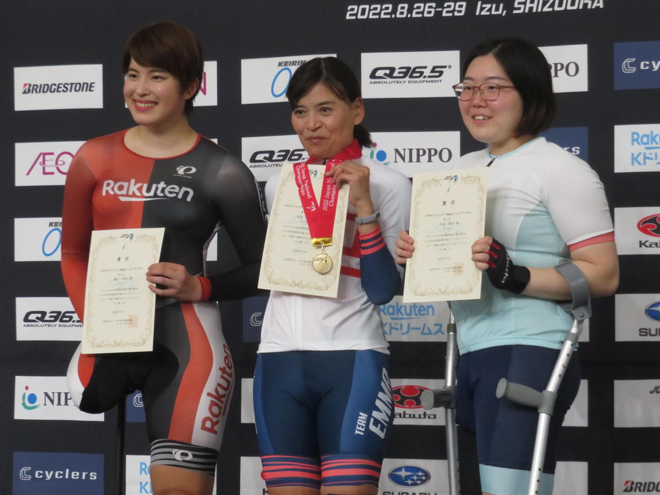 500メートル日本新記録で優勝した東京パラ五輪金メダルの杉浦佳子（中央）