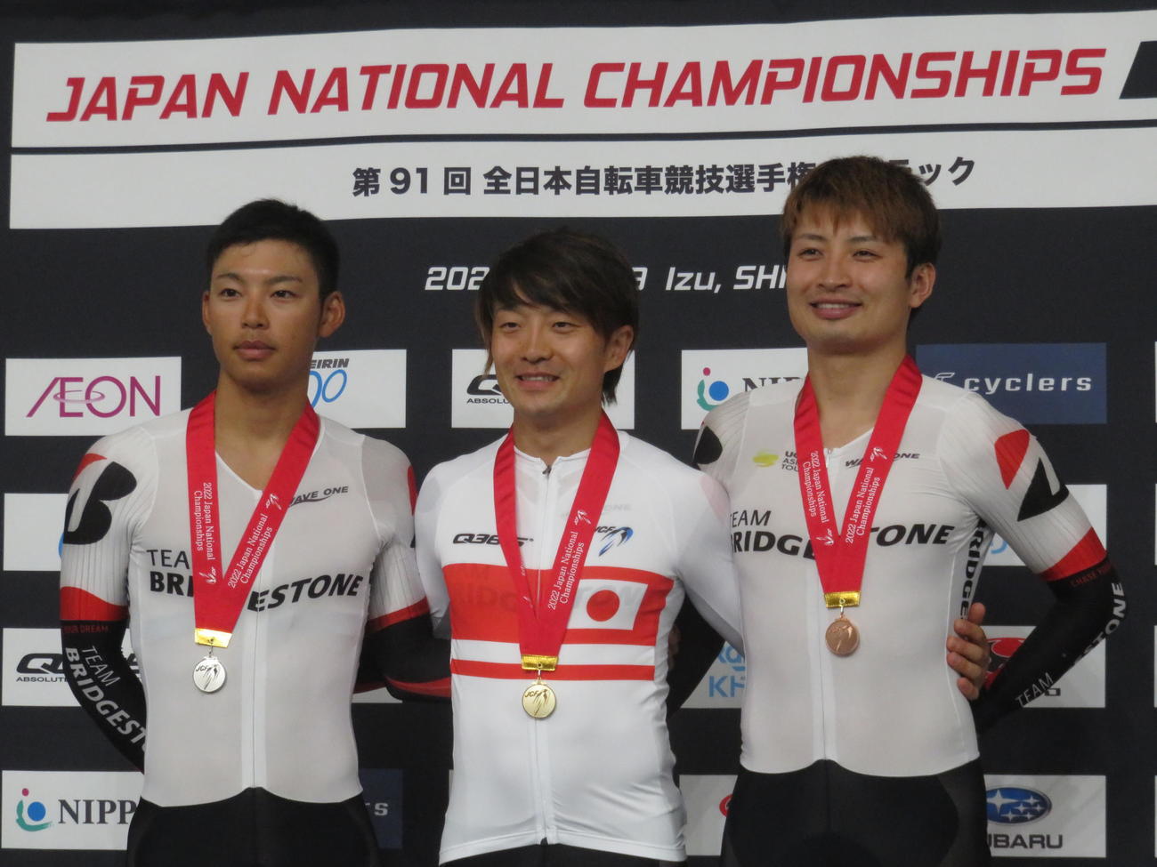 4キロ個人追い抜きで優勝した窪木一茂（中央）左は2位今村駿介、右は3位橋本英也