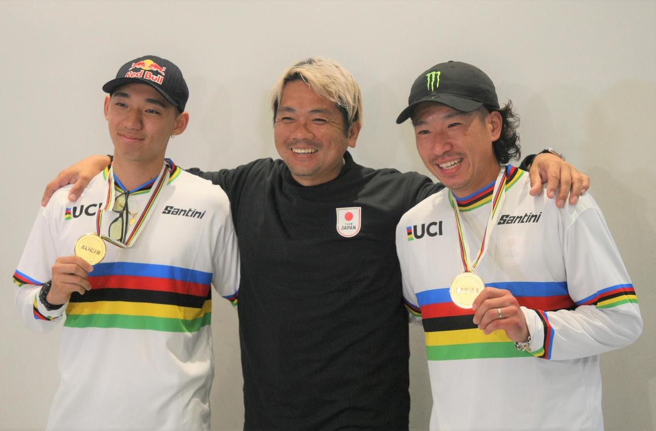 「2022 UCIアーバンサイクリング世界選手権」に出場した、左からBMXパークで優勝した中村、出口ヘッドコーチ、フラットランドで優勝した佐々木（撮影・藤塚大輔）