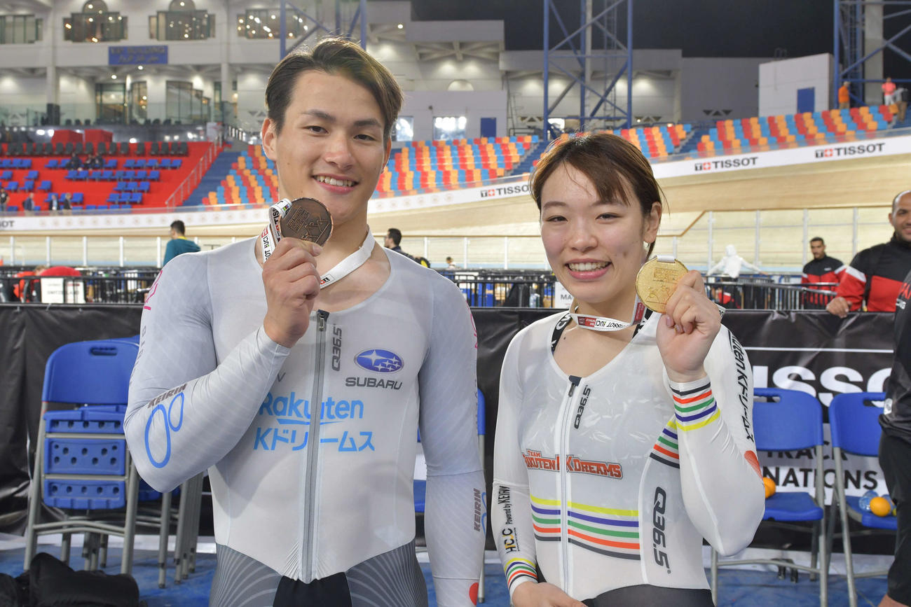 男子スプリント銅の太田海也（左）と女子ケイリン金の佐藤水菜（公財JKA提供）