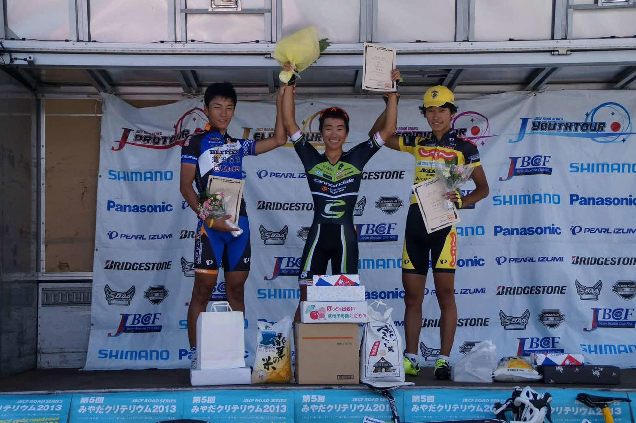 高校時代に出場したレースで表彰台に上がった宇都宮ブリッツェンの小野寺玲（左）