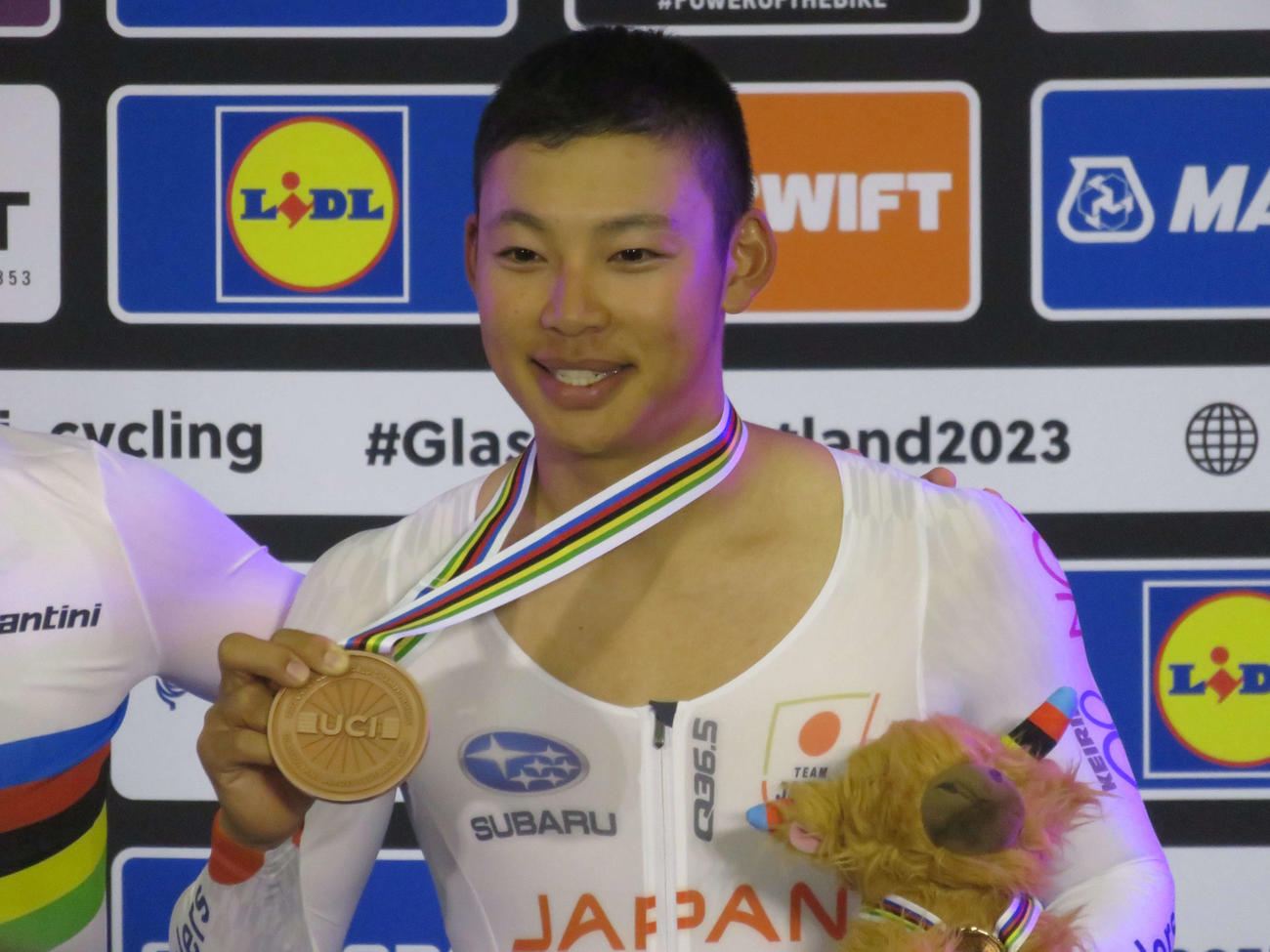 男子オムニアムの銅メダルを手に笑顔の今村駿介