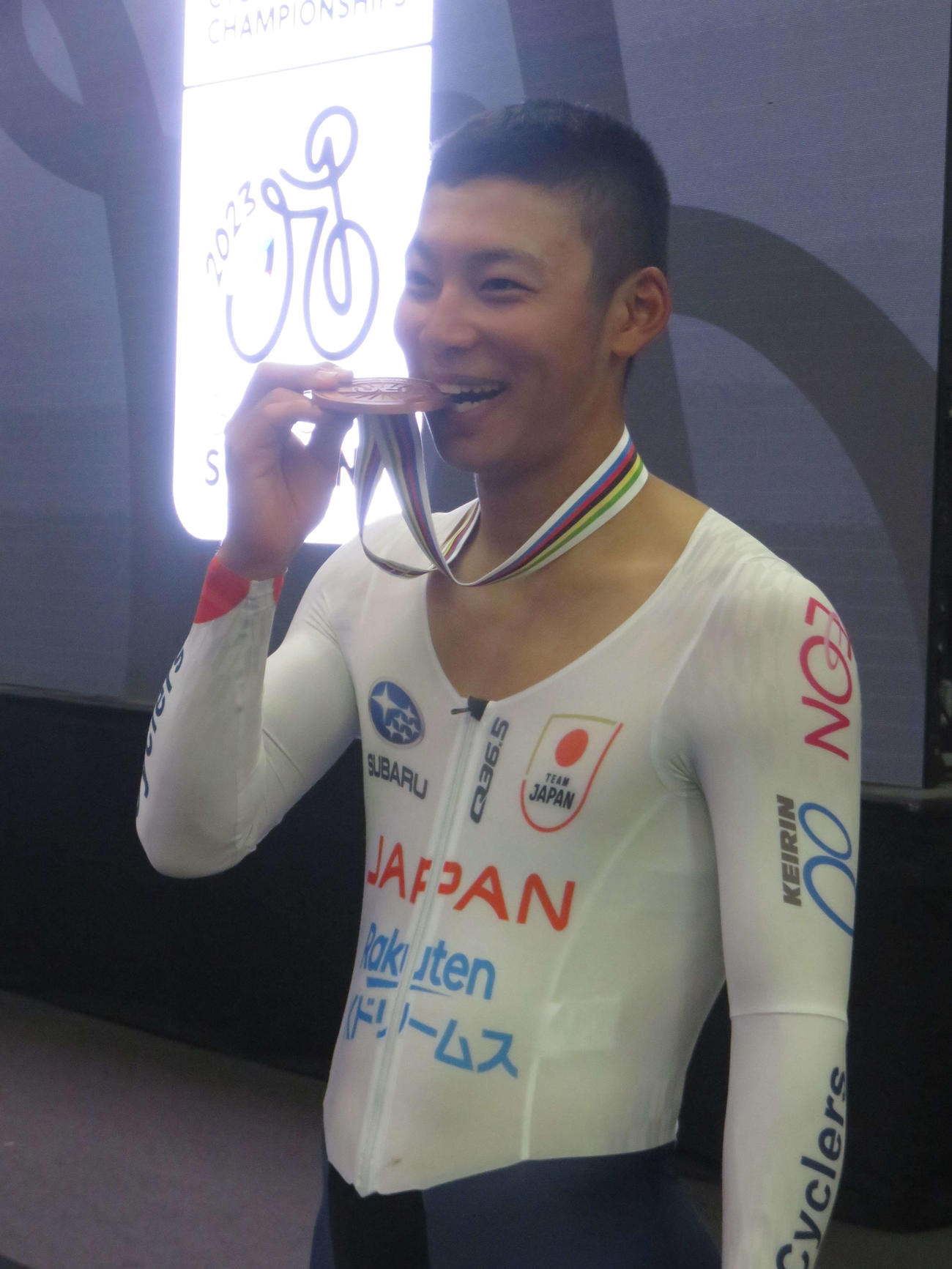 世界選手権で日本男子初の銅メダルをかんで喜ぶ今村駿介