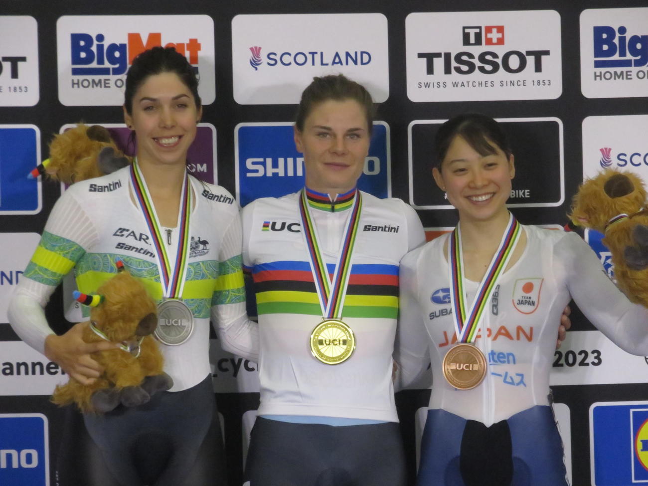 女子ポイントレースで銅メダルを獲得した内野艶和（右）