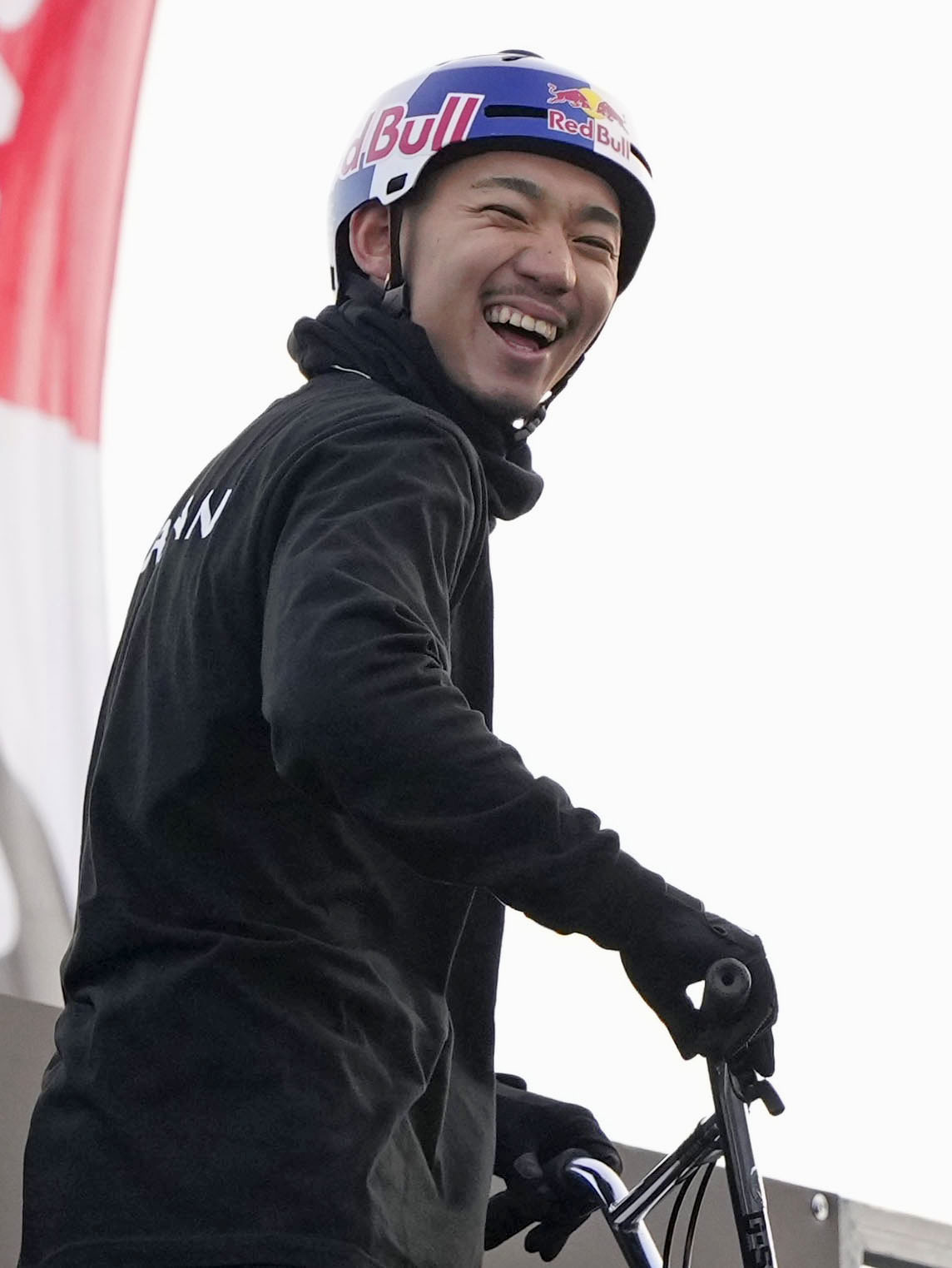 男子BMXフリースタイル・パーク予選で笑顔の中村輪夢（共同）