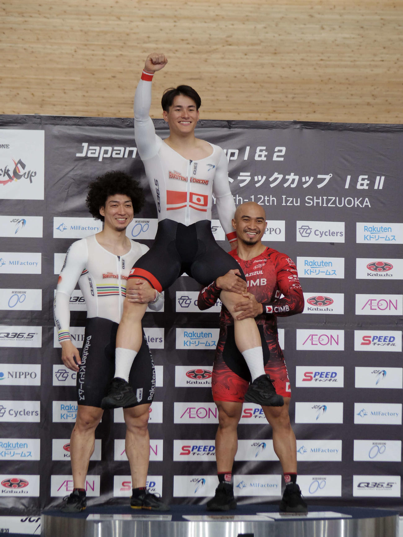 男子ケイリン準優勝の山崎賢人（左）らに抱えられて右手を挙げる優勝した太田海也（中央）