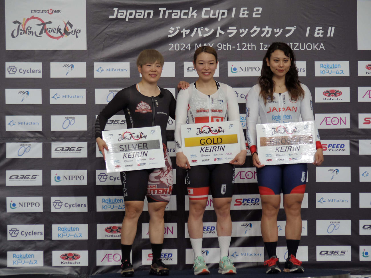 左から女子ケイリンで準優勝の梅川、優勝した佐藤、3位太田