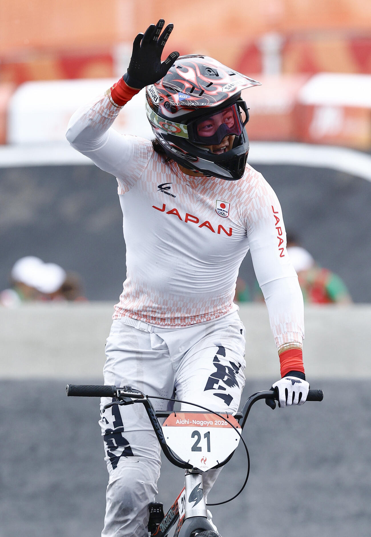 男子BMXレースで優勝し、観客の声援に応える中井飛馬（共同）