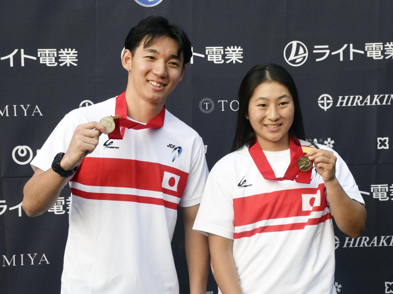 BMXフリースタイル・パークのエリートクラスで優勝した男子の中村輪夢（左）と女子の小沢美晴（共同）