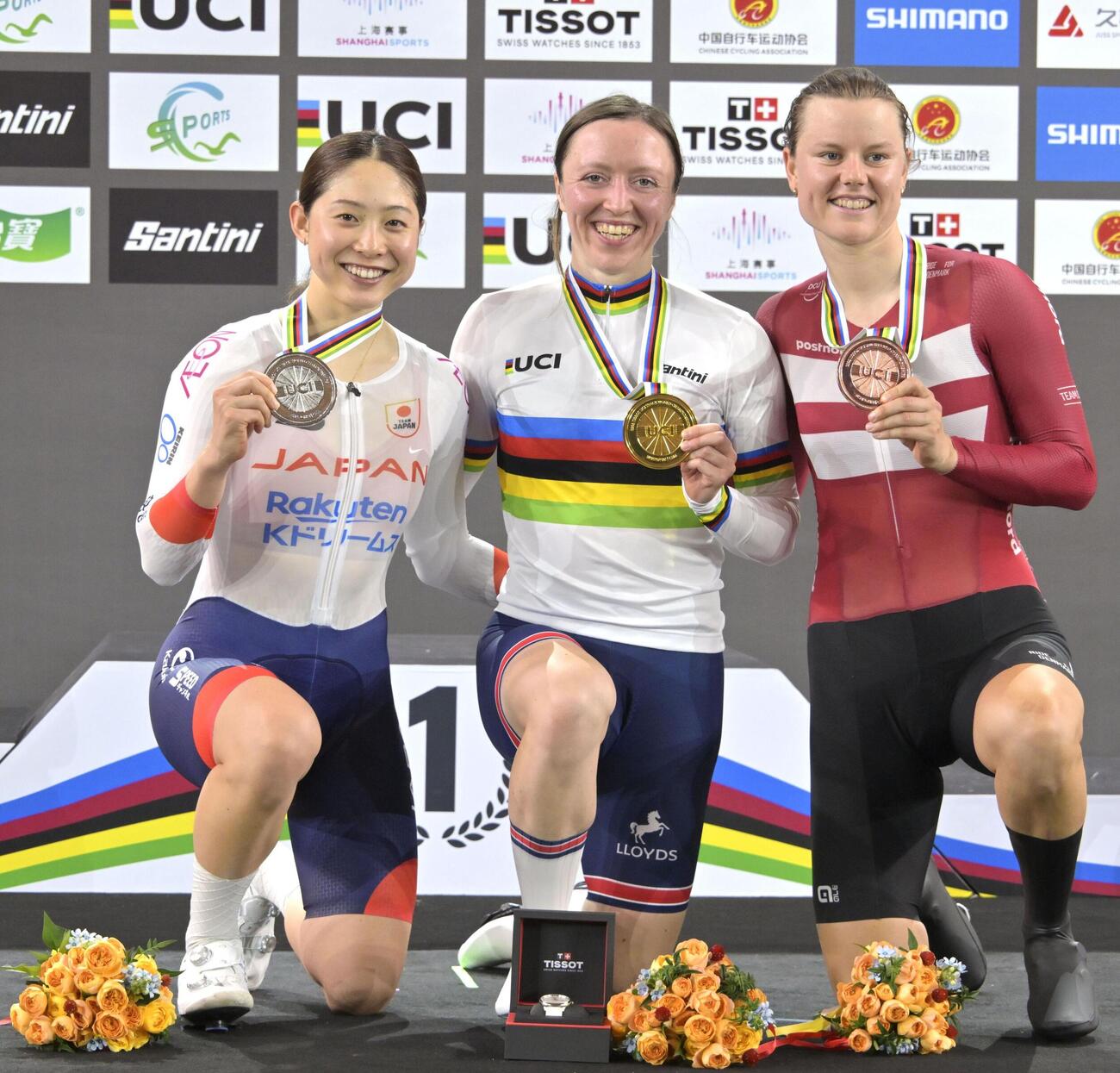 女子オムニアムで銀メダルを獲得した内野艶和（左）＝上海（共同）