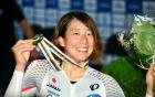 女子ポイントレースで銀メダルを獲得し、笑顔の上野みなみ（共同）