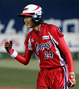【日本-中国】9回、佐藤理恵がサヨナラの内野安打を放つ(撮影・神戸崇利)