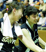 決勝進出を決め笑顔で引き揚げる小椋（左）潮田組（共同）