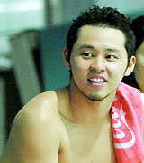 笑顔で五輪強化選手合宿に励む北島康介（共同）