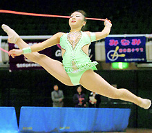 女子個人総合前半で1位の日高舞のロープ(共同)
