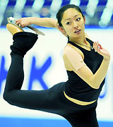 ＮＨＫ杯の公式練習で調整する安藤美姫（共同）
