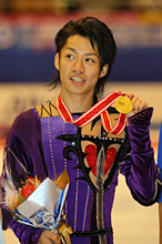 男子シングルで優勝し金メダルを手にする高橋(撮影・鈴木豊)
