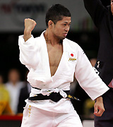 1本勝ちで優勝を決めた平岡拓晃はガッツポーズ(撮影・蔦林史峰)