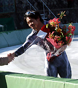 優勝の清水はファンから花束を贈られ笑顔（撮影・松末守司）
